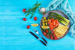 salade aux asperges, fromage halloumi grillé, filet de saumon, tomates, roquette et olives vertes. vue de dessus