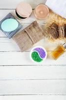 différents produits de spa et de salle de bain isolés sur fond en bois. produits pour soins esthétiques et soins du corps photo