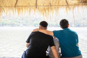 père et fils heureux pendant les vacances au site de l'eau nature - concept de vacances en famille heureuse photo