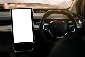 moniteur dans la voiture ev avec écran blanc isolé utilisé pour le gps. isolé sur blanc avec un tracé de détourage. écran de voiture avec écran vide. détails intérieurs de voiture modernes. photo