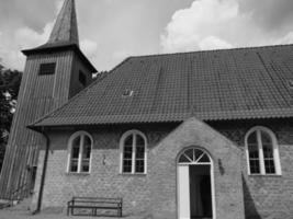 la petite ville d'arnis au bord de la rivière schlei photo