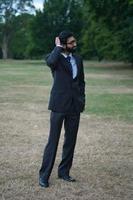 Homme asiatique posant au parc public local de Luton england uk photo