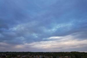 belle vue aérienne de nuages au coucher du soleil sur la ville de luton en angleterre grande-bretagne photo