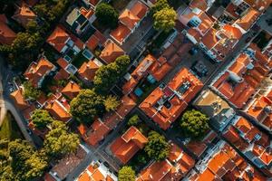 vue de dessus des toits orange et des rues étroites du centre-ville historique de cascais, portugal photo