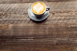 vue de dessus de l'habillage de café cappuccino, dans une tasse blanche photo