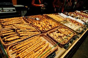 diverses pâtisseries sur les rayons des supermarchés à vendre. photo