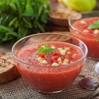 soupe de gaspacho de tomates au poivre et à l'ail. photo