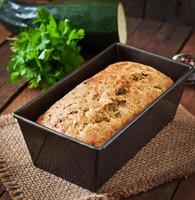 pain aux courgettes avec du fromage sur un fond en bois photo