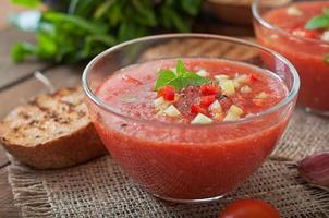 soupe de gaspacho de tomates au poivre et à l'ail. photo