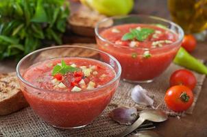 soupe de gaspacho de tomates au poivre et à l'ail. photo