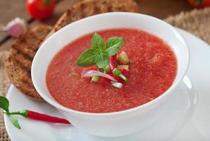 soupe de gaspacho de tomates au poivre et à l'ail. photo