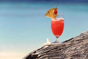 cocktail de fruits sur la plage d'une île tropicale photo