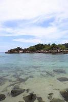 plage avec rochers et ciel bleu, thaïlande photo