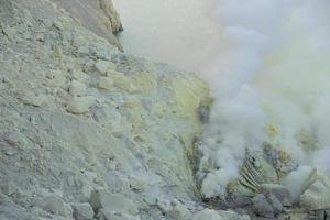 vapeurs de soufre du cratère du volcan kawah ijen, indonésie photo