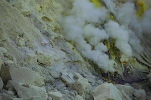 vapeurs de soufre du cratère du volcan kawah ijen, indonésie photo