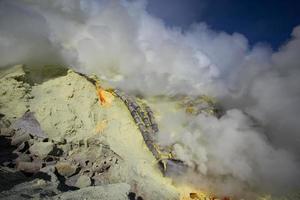 Mine de soufre à l'intérieur du cratère du volcan Ijen, East Java, Indonésie photo