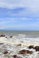 pierres sur la plage tropicale photo