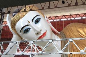 le bouddha couché géant au temple chaukhtatgyi à yangon, myanma photo