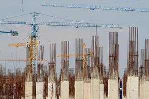 chantier de construction avec des cadres en acier en béton renforcé qui s'élèvent photo