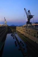 grue près d'une cale sèche couverte au chantier naval photo