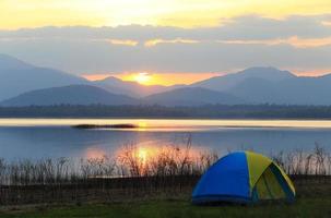 Camping au bord du lac, parc national, Thaïlande photo