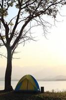 Camping au bord du lac, parc national, Thaïlande photo