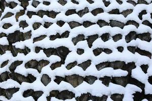 mur de pierre recouvert de neige je photo