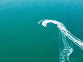 images en grand angle et vue aérienne de l'océan avec des bateaux à grande vitesse, les gens s'amusent et profitent du temps le plus chaud sur le front de mer de la plage de bournemouth en angleterre au royaume-uni. photo