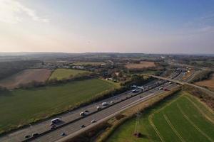 vue aérienne en grand angle des routes britanniques et du trafic traversant la ville et la campagne d'angleterre royaume-uni photo