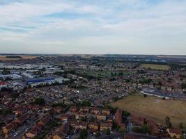 vue aérienne de la ville de luton en angleterre au coucher du soleil, images à angle élevé de nuages colorés prises par un drone photo