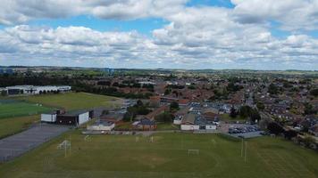 une séquence aérienne et une vue en grand angle du terrain de jeu d'un lycée de garçons dans la ville de luton en angleterre, autoroutes et autoroutes britanniques photo