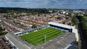 Une vue aérienne en grand angle du stade de football de Luton et des maisons résidentielles de Bury Park dans la ville de Luton, en Angleterre, Royaume-Uni photo