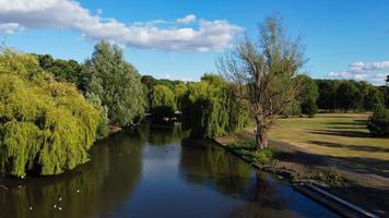 vue aérienne en grand angle du parc public wardown de la ville de luton en angleterre uk photo