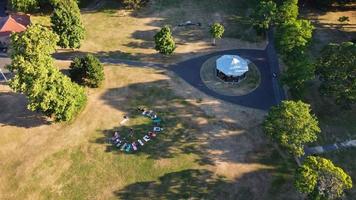 vue aérienne d'oiseaux aquatiques au lac de wardown park et quartier résidentiel de la ville de luton en angleterre photo