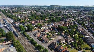 train sur voies et belle vue aérienne et images en grand angle de la gare de leagrave de londres ville de luton en angleterre royaume uni photo