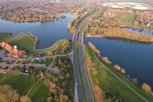 superbes images aériennes et vue en grand angle du lac britannique et des routes avec des oiseaux aquatiques photo