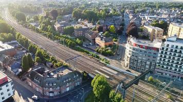 images aériennes vue grand angle de la ville de luton en angleterre et de la gare et du train sur les voies photo