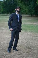 Homme asiatique posant au parc public local de Luton england uk photo