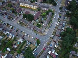 belle vue aérienne de nuit de la ville britannique, images de drone à angle élevé de la ville de luton en angleterre royaume-uni photo