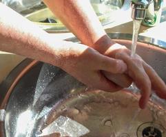 nettoyage et lavage des mains avec du savon prévention de l'éclosion de coronavirus covid-19 photo