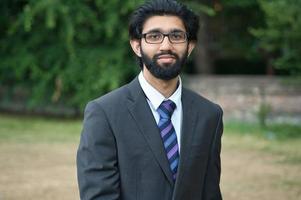 Homme asiatique posant au parc public local de Luton england uk photo