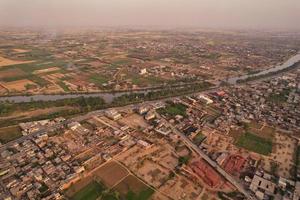 vue en grand angle de la ville de gujranwala et des maisons d'habitation à l'antenne encombrée du punjab au pakistan photo