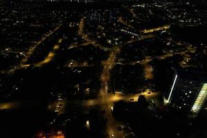 Belle vue aérienne en grand angle des autoroutes britanniques et du trafic dans la ville de Luton en Angleterre Royaume-Uni la nuit après le coucher du soleil photo