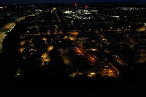 Belle vue aérienne en grand angle des autoroutes britanniques et du trafic dans la ville de Luton en Angleterre Royaume-Uni la nuit après le coucher du soleil photo