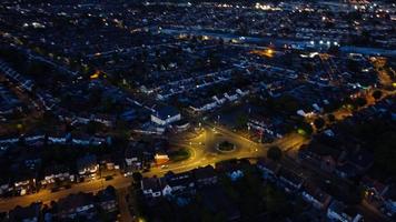 belle vue aérienne de nuit de la ville britannique, images de drone à angle élevé de la ville de luton en angleterre royaume-uni