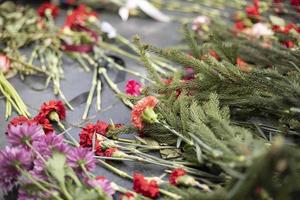 fleurs sur la tombe d'un soldat en russie. détails de la cérémonie funéraire sur la tombe du soldat inconnu. photo