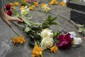 fleurs sur la tombe. détails de la cérémonie. souvenir du soldat tombé. photo