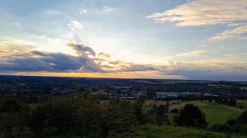 magnifique et magnifique scène de coucher de soleil en angleterre, paysage britannique photo