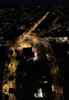 belle vue en grand angle de la ville de luton en angleterre la nuit, images du drone après le coucher du soleil photo