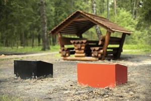 place dans le parc. maison dans le parc pour pique-niquer. photo